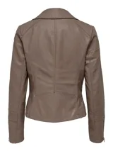 Campera biker corta de cuero sintético negro con cierre frontal asimétrico, solapas con muesca, bolsillos con cierre y detalles acolchados en las mangas.