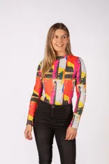 Body de manga larga con cuello redondo, confeccionado en tela elástica con estampado multicolor de estilo artístico y figuras abstractas.