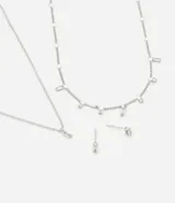 Conjunto de bisutería color plateado compuesto por un collar de doble cadena con dijes de circonia tipo chatón y un par de aros tipo caravana con punto de luz.