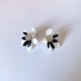 Aros tipo botón con forma de flor de pétalos turquesa y centro rosa y naranja.