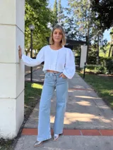 Pantalón de jean celeste claro, corte wide leg y tiro alto.