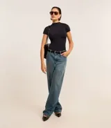 Body manga corta color borgoña, con cuello redondo medio y cierre inferior.