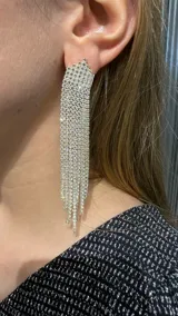 Caravanas largas tipo flecos compuestas por múltiples hileras de cristales brillantes, con diseño en cascada.