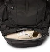 Mochila Wildwood Heights de 45L color negro con tecnología Omni-Shield, diseño amplio y compartimento principal con cierre de cordón ajustable.
