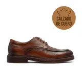 Zapato de vestir tipo derby en cuero color marrón con acabado envejecido, cordones al tono y suela de cuero con detalle de costura vista.
