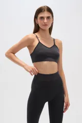 Top deportivo gris con breteles finos, corte al cuerpo y cuello en V.