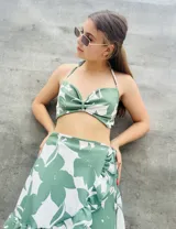 Top con estampado animal print de leopardo, con tirantes finos que se atan en el cuello y la espalda.