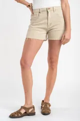 Short de denim color beige, tiro alto, con bolsillos delanteros y traseros, presillas para cinto y botamanga con terminación deshilachada.