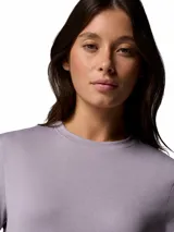 Remera técnica Columbia para mujer de manga corta y cuello redondo, color lila, con tejido hidroabsorbente y logo de la marca en la manga.