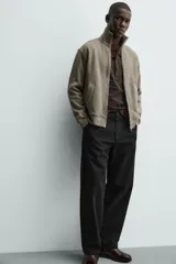 Chaqueta regular fit de tejido técnico interlock de algodón elástico, color azul marino. Presenta cuello subido, manga larga, bolsillos de vivo en la cadera, acabados en rib y cierre frontal con cremallera.