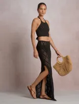 Top crop de tejido calado beige, con escote halter y patrón geométrico de rombos.