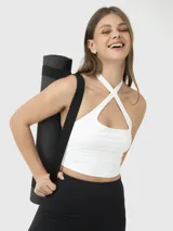 Top deportivo tipo crop con cuello halter y tirantes cruzados en la parte frontal. Cuenta con sujetador integrado y almohadillas removibles, ofreciendo soporte medio.