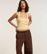 Pantalón de jogging marrón de algodón con forro de polar, corte amplio tipo barrel, cintura elástica con cordón de ajuste y bolsillos laterales.