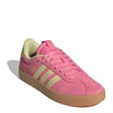 Championes Adidas modelo VL Court 3.0, confeccionados en gamuza color rosado con las icónicas tres tiras laterales en color beige. Presentan una suela vulcanizada de goma color marrón y forro interior en tono beige.