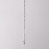 Pulsera tipo denario confeccionada en plata 925, compuesta por una cadena fina con pequeñas esferas intercaladas y un dije colgante en forma de cruz.