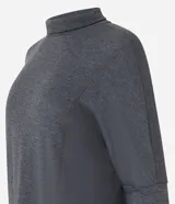 Blusa gris oscuro de punto liviano con cuello alto y mangas largas.