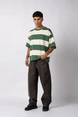 Remera tejida de manga corta con diseño de rayas horizontales anchas en color bordó y crema, de corte relajado y cuello redondo.