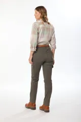 Pantalón cargo color beige, de corte recto, con bolsillos laterales con solapa y cinturón marrón.