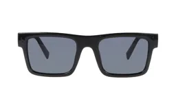 Lentes de sol con armazón rectangular de acetato en color negro y cristales oscuros.