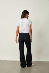 Jean de corte recto y tiro mid-rise, color azul oscuro con diseño de rayas diplomáticas blancas.