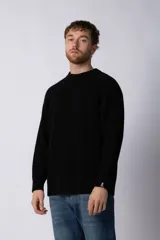 Sweater de tejido grueso con cuello redondo, mangas largas con puños acanalados y corte relajado.