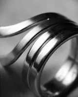 Anillo de plata 925 con diseño ancho y acabado satinado, que presenta múltiples bandas superpuestas de ancho variable.
