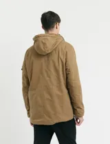Campera de abrigo estilo parka, color verde oscuro, con capucha desmontable, cierre frontal con botones y cremallera, múltiples bolsillos frontales y en la manga.