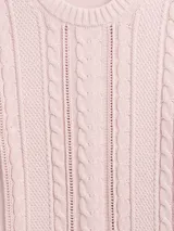 Buzo de algodón color crema con cuello redondo y diseño de punto trenzado en el frente.