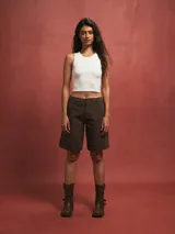 Short de tela gruesa color marrón chocolate, de corte ancho y largo por encima de la rodilla.