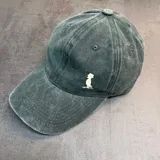 Gorra de béisbol de jean color verde oscuro, con visera curva y logo bordado en color natural en el frente. Cuenta con cierre ajustable en la parte posterior.