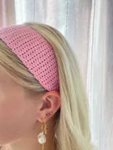 Vincha tejida al crochet color rosa.