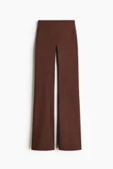 Leggings deportivos acampanados de color marrón, tiro alto y diseño ajustado con perneras amplias hacia el dobladillo.