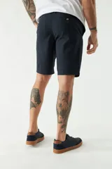 Bermuda de gabardina color gris claro, con bolsillos laterales y traseros.