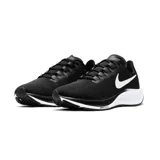 Championes de running Nike Air Zoom Pegasus 37 para mujer, con diseño en color negro y suela blanca con tecnología de amortiguación Zoom.