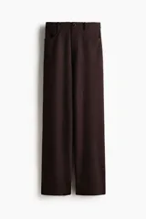 Pantalón amplio de punto bouclé color marrón oscuro, de tiro alto con elástico oculto en la cintura, bolsillos delanteros y cierre con botón.