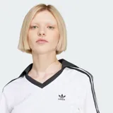 Remera Adidas Adicolor Football Jacquard de manga corta, color blanco con cuello en V negro y detalles de las tres tiras en las mangas. Diseño cropped y silueta cuadrada.