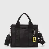 Mini cartera tipo tote de la marca Bubba, color marrón, confeccionada en material sintético resistente. Cuenta con doble asa de mano, correa ajustable y extraíble, y un dije colgante con la letra B en color violeta.