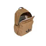Mochila Adidas Adicolor Classic de color beige, con un diseño clásico que incluye un compartimento principal amplio, un bolsillo frontal con cierre y el logotipo del Trifolio de Adidas estampado en negro en la parte delantera.