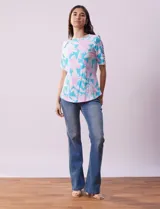 Remera de algodón estampado con flores, marca Ruby Rd. Manga corta entrelazada con aberturas.