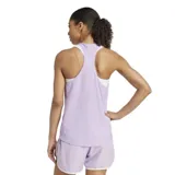 Musculosa deportiva Adidas Own The Run, color lila claro, con cuello redondo y sisas amplias. Presenta el logo de Adidas en blanco en el pecho y una cinta interior en el cuello con texto repetido.
