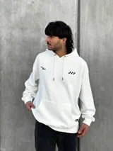 Canguro blanco con capucha ajustable con cordones, bolsillo tipo canguro y puños elásticos.