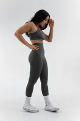 Calza gris de tiro alto con textura acanalada y diseño deportivo.