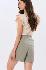 Short de viscolino color beige, con media cintura elastizada, bolsillos amplios y detalle de volado en los laterales.