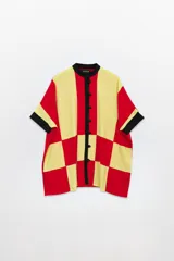 Camisola amplia de mezcla de lino con diseño colorblock en rojo, amarillo y negro. Presenta cuello mao, manga corta y cierre frontal con botones.