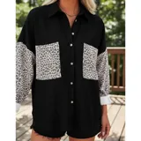 Sobre camisa de pana blanca con detalles en animal print en los bolsillos frontales y en las mangas. Presenta cuello inglés, cierre frontal con botones y corte holgado.