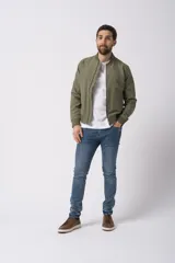 Campera bomber negra con cuello alto, cierre frontal y puños elásticos. Diseño minimalista y corte ajustado.