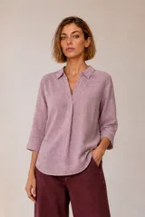 Blusa de lino color violeta, con cuello camisero, escote en V y mangas 3/4.