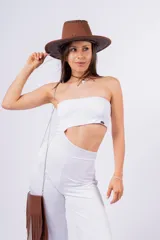 Mono largo negro con corte a la cintura y abertura en el abdomen.