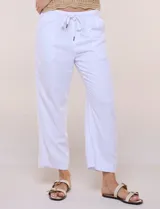 Pantalón crop de algodón y rayón, color beige, con pretina elástica con cordón de ajuste, bolsillos frontales aplicados y corte recto.