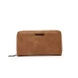 Billetera rectangular con cierre perimetral, confeccionada en material texturizado color tostado con detalle de placa metálica frontal.